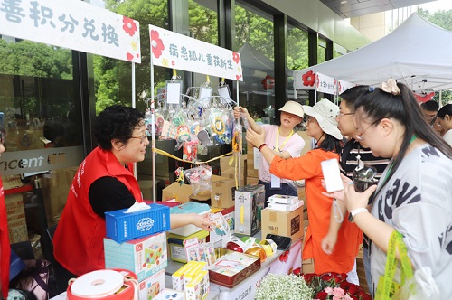 【原图】上海寰宇携手上海宝贝之家困境儿童关爱中心开展99公益日慈善义卖活动 拷贝.jpg